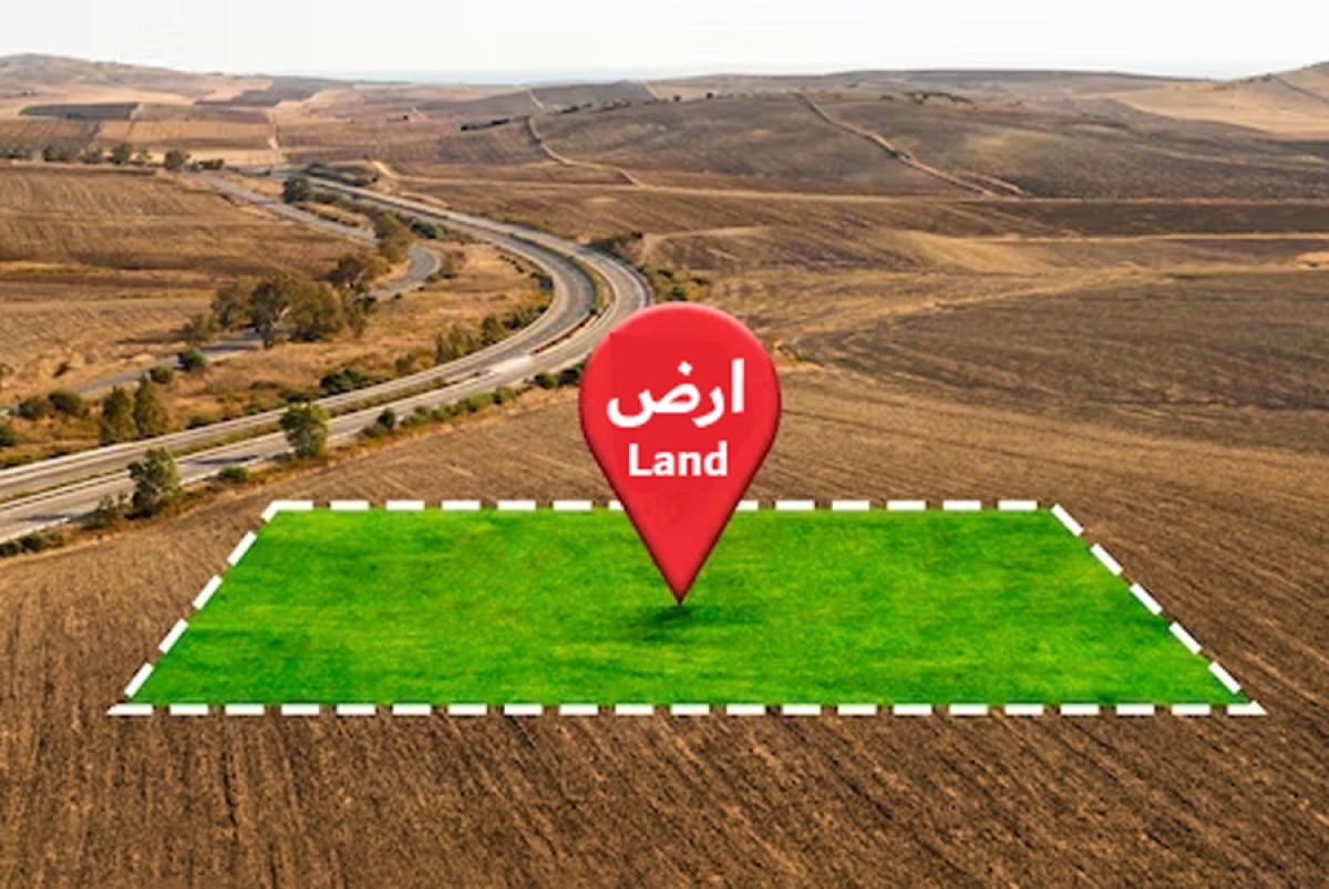 قريبه علي الشارع العام