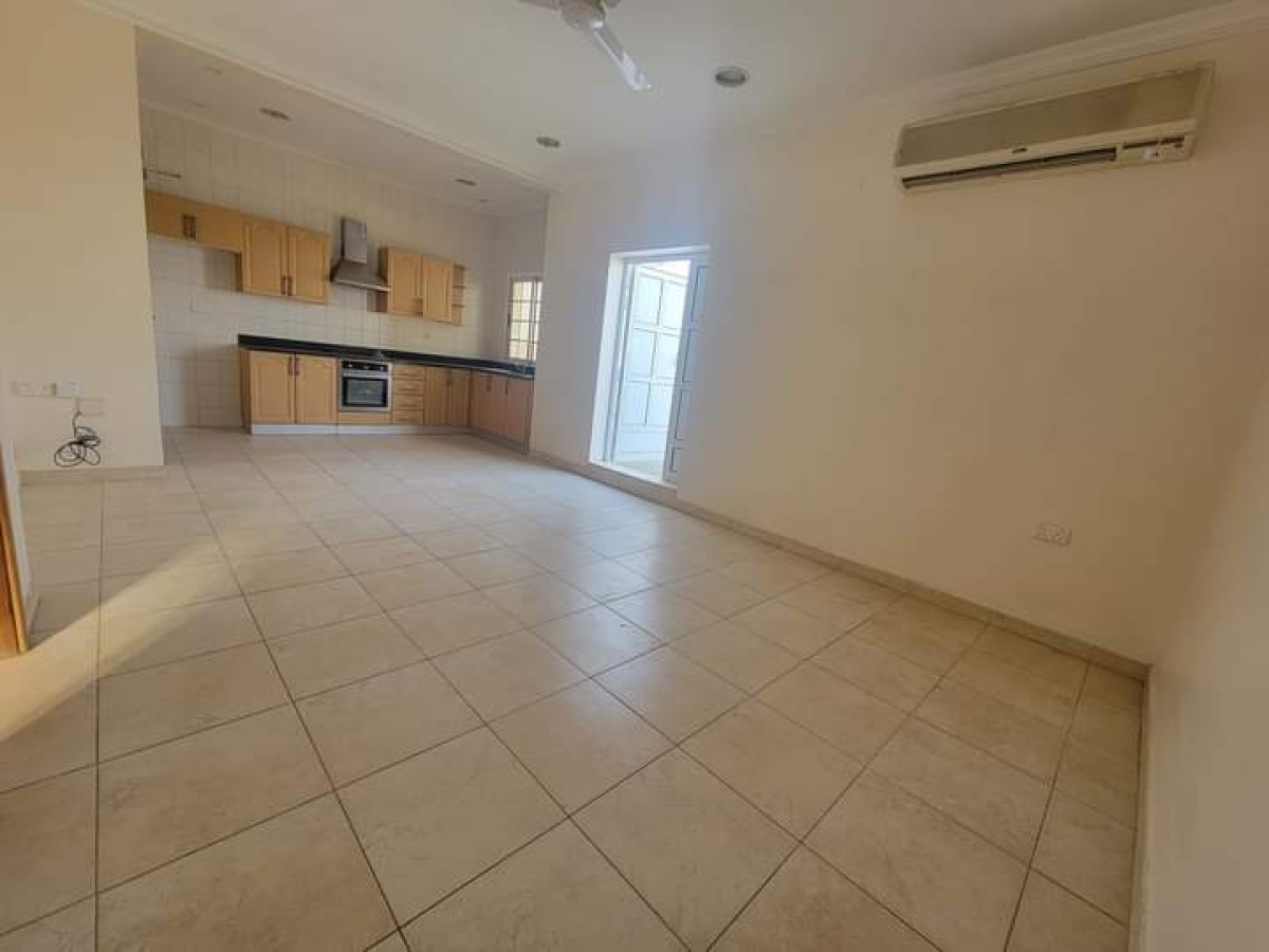 استوديو للايجار في الجنبيه شامل الكهرباء