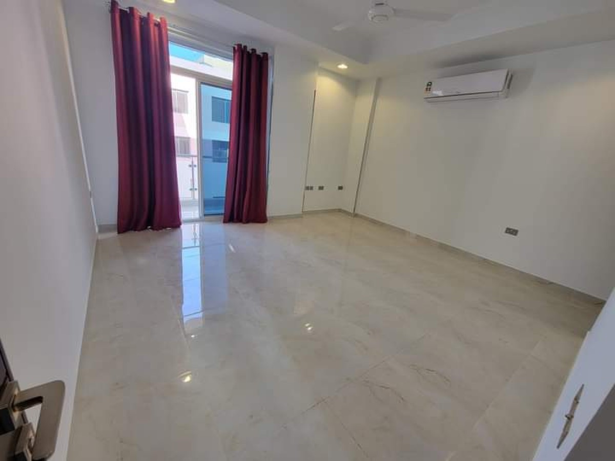 شقه للايجار ديلوكس شامل الكهرباء مع المكيفات والستائر في الجنبيه بالقرب من مجمع الاتريوم