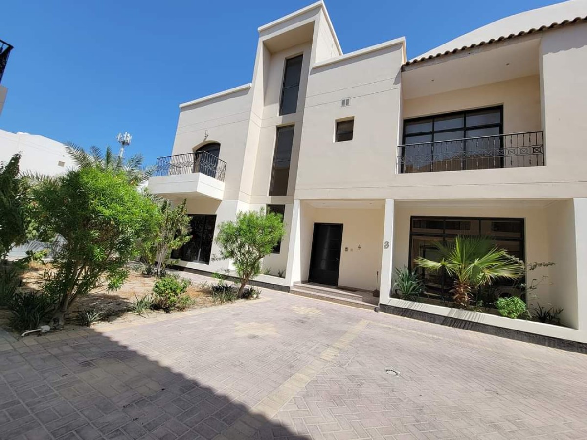 فيلا للايجار نص مفروش شامل الكهرباء مع مسبح خاص في جنوسان