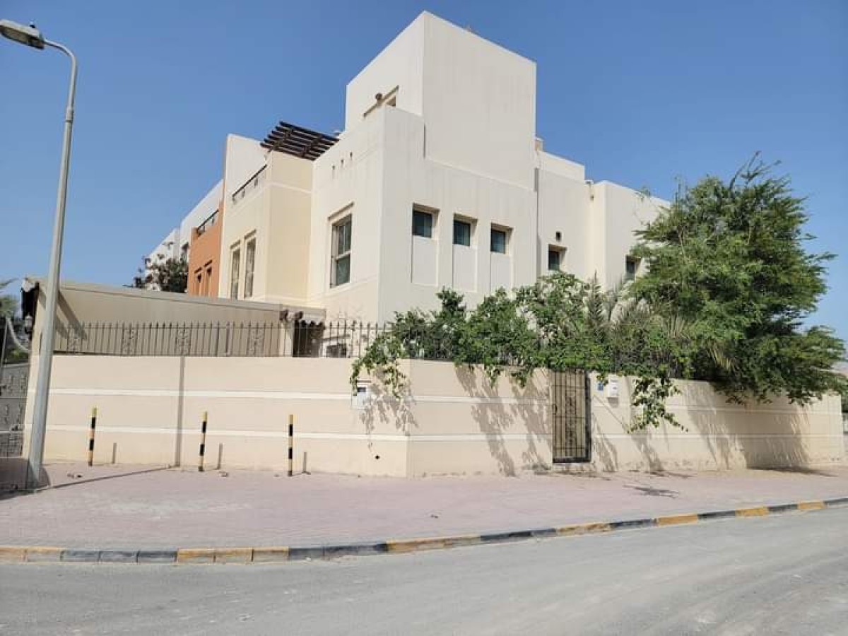 فيلا للايجار في الجنبيه شامل الكهربا نص مفروش