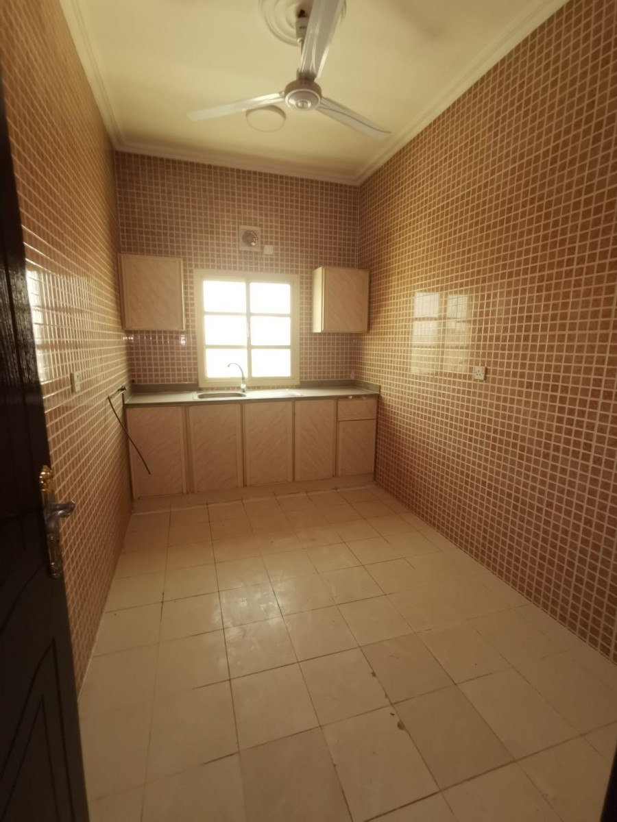 شقة كبيرة في مكان حيوي في الرفاع بوكوارة بالقرب من المنتزة