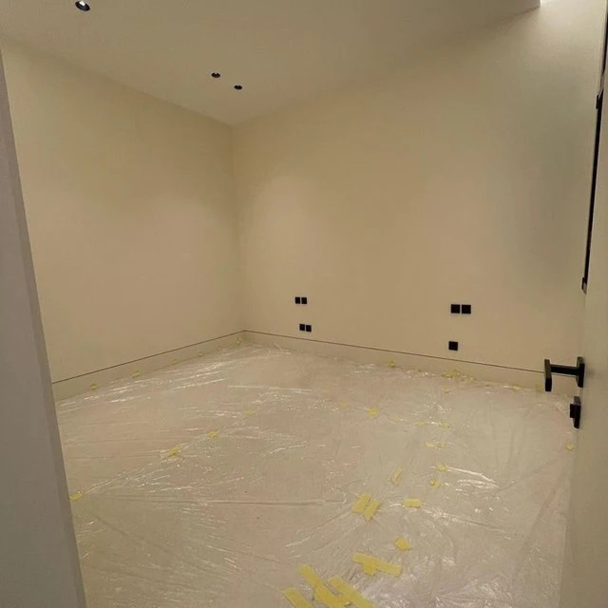 للايجار دور ارضي في الدسمة فخم جدا